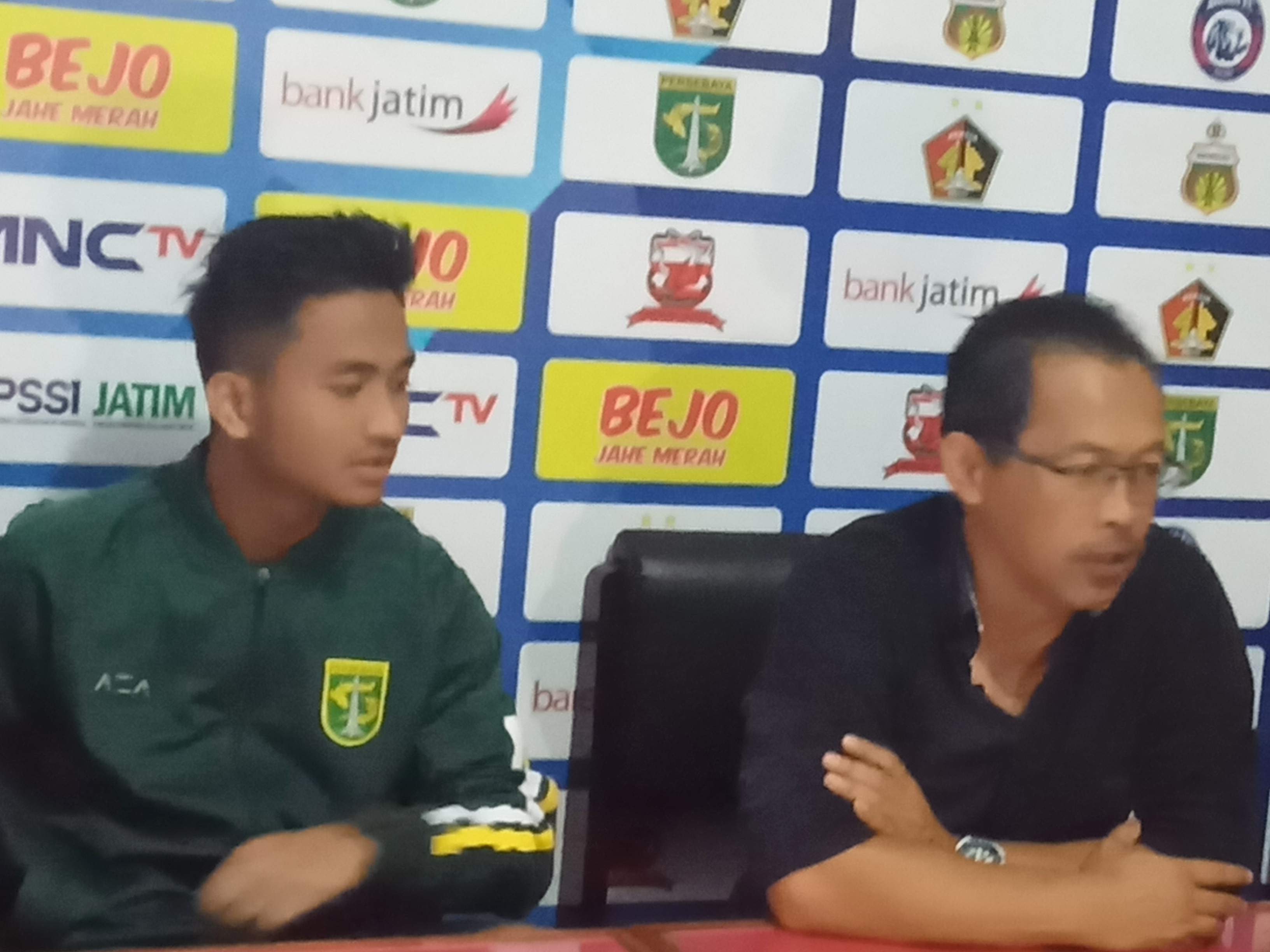 Pemain Persebaya Surabaya, Hambali dan pelatih Persebaya, Aji Santoso saat sesi jumpa pers di Stadion Soepriadi, Kota Blitar, Selasa 18 Februari 2020. (Foto: Lalu Theo/Ngopibareng.id)