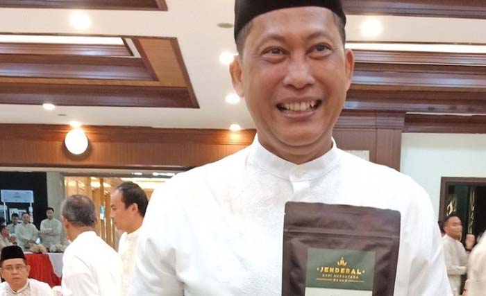 Buwas atau Budi Waseso dan kopi produknya. (Foto:Antara)