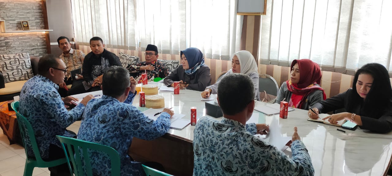 Pertemuan Komisi III DPRD Banyuwangi dengan Disperindagkop. (Foto: Istimewa)