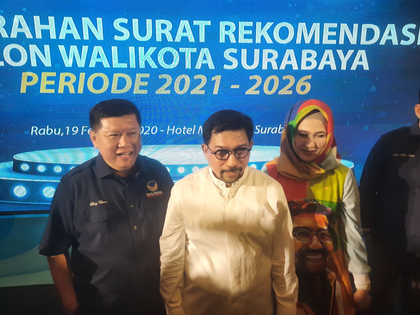 Machfud Arifin saat menerima surat rekomendasi dari Partai Nasdem. (Foto: Alief Sambogo/Ngopibareng.id)