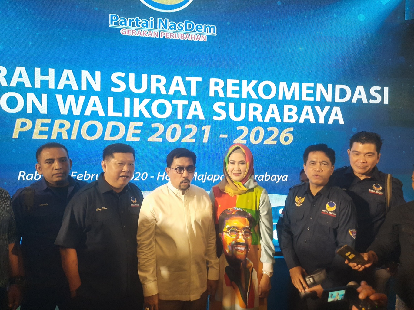 Machfud Arifin saat menerima surat rekomendasi dari Partai Nasdem. (Foto: Alief Sambogo/Ngopibareng.id)