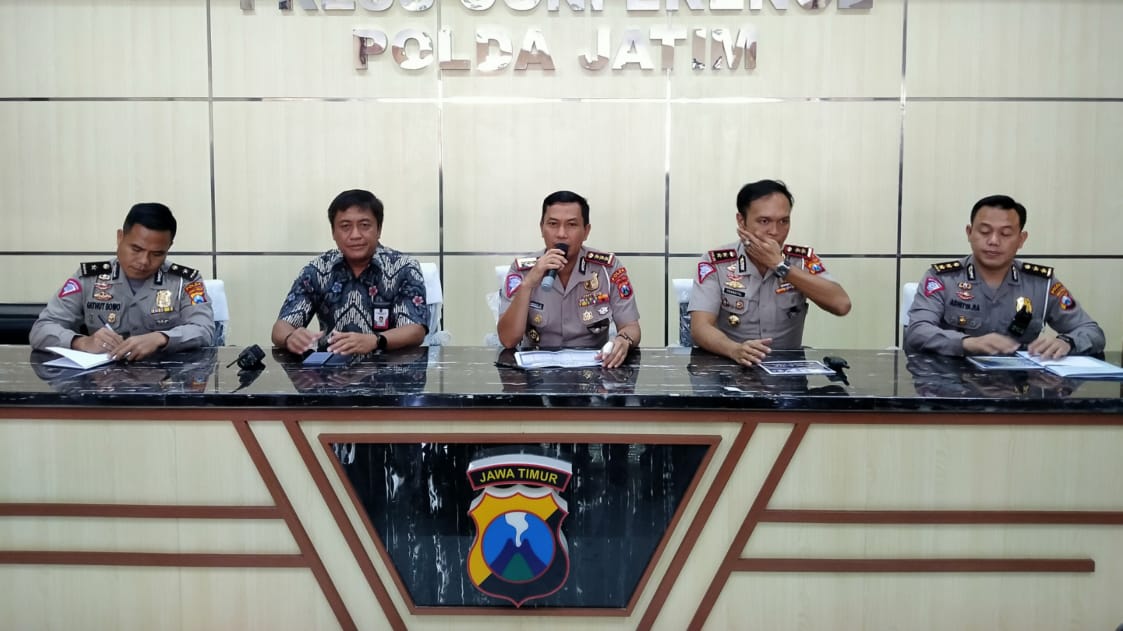 Direktur Ditlantas Polda Jatim, Kombes Pol Budi Indra Dermawan (tengah) menyampaikan evaluasi penerapan E-TLE di Gedung Humas Polda Jatim, Surabaya, Rabu 19 Februari 2020. (Foto: Fariz Yarbo/Ngopibareng.id)