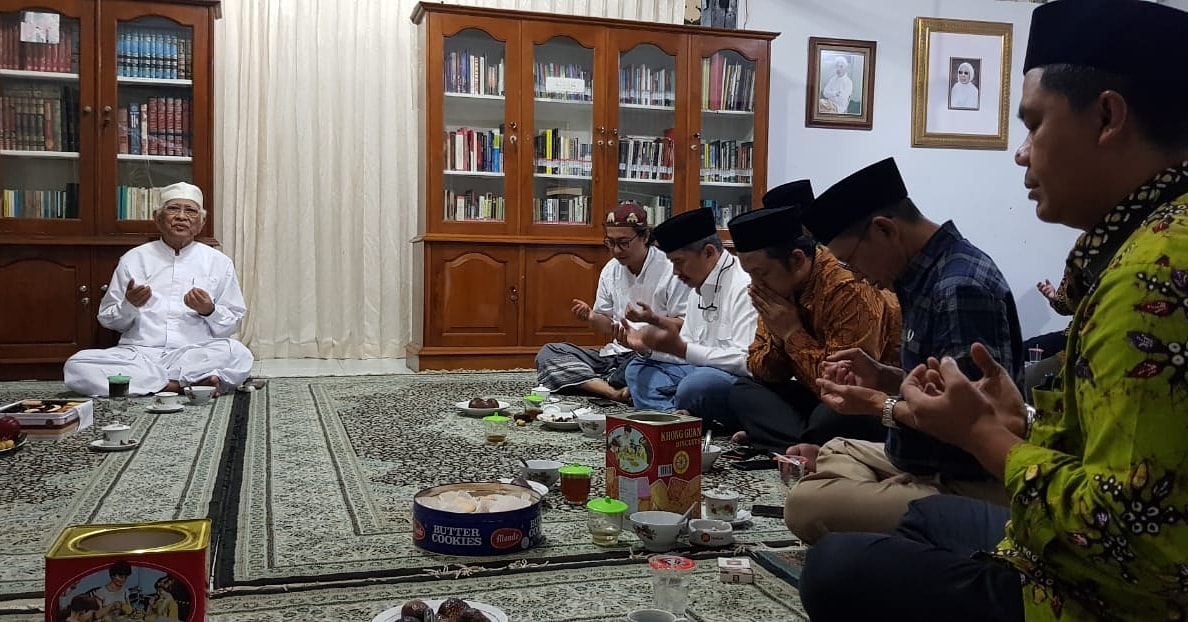 KH A Mustofa Bisri ketika menerima sejumlah tamu. (Foto: Istimewa)