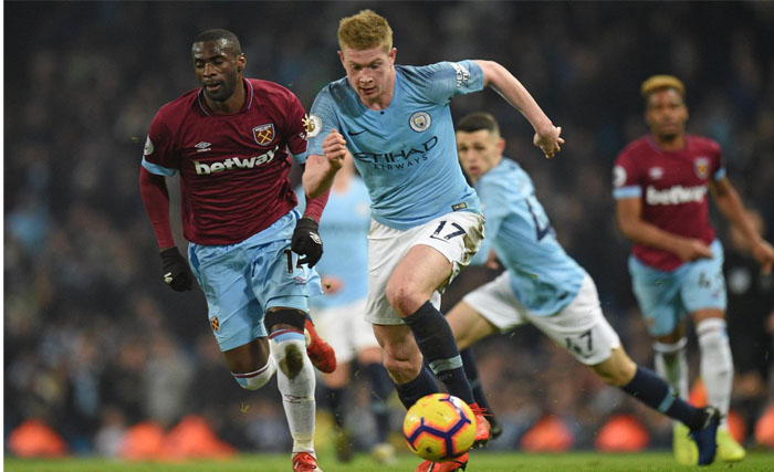 Kevin de Bruyne menggiring bola saat melawan West Ham, Kamis dini hari. De Bruyne sumbang satu gol. (Foto:Reuters)