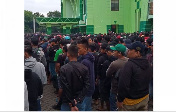 Ratusan Bonek sudah antre di GOR Delta Sidoarjo, Kamis 20 Februari 2020. (Foto: Istimewa)