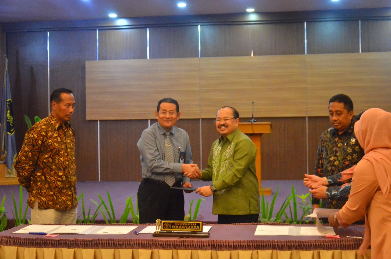 Rektor UB, Nuhfil Hanani dan Ketua Ombudsman RI, Amzulian Rifai usai penandatanganan MoU di FIA UB. (Foto: Istimewa)