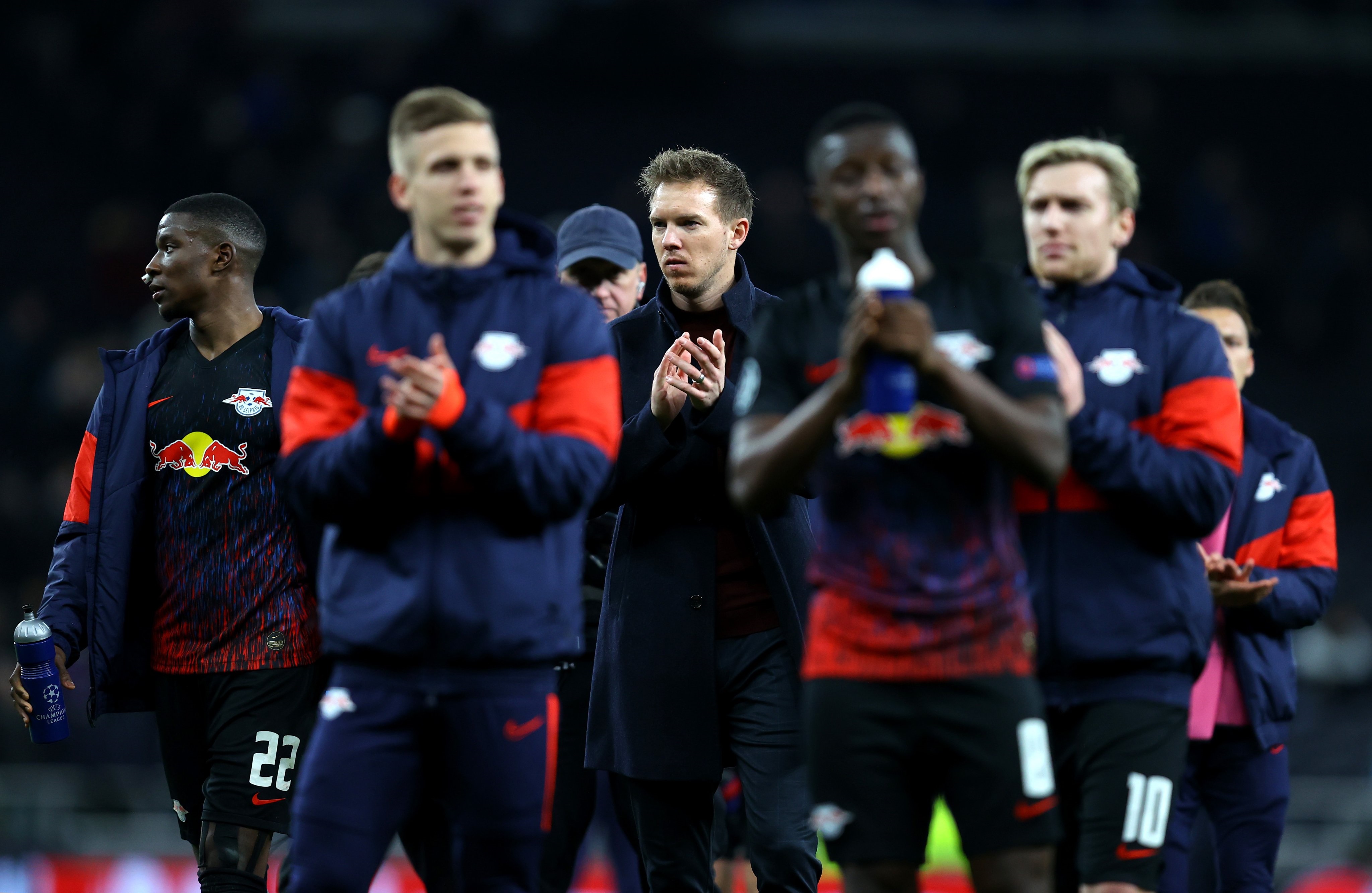 Julian Nagelsmann (tengah) memberikan semangat kepada para pemainnya yang menang atas tim asuhan Jose Mourinho. (Foto: AFP)