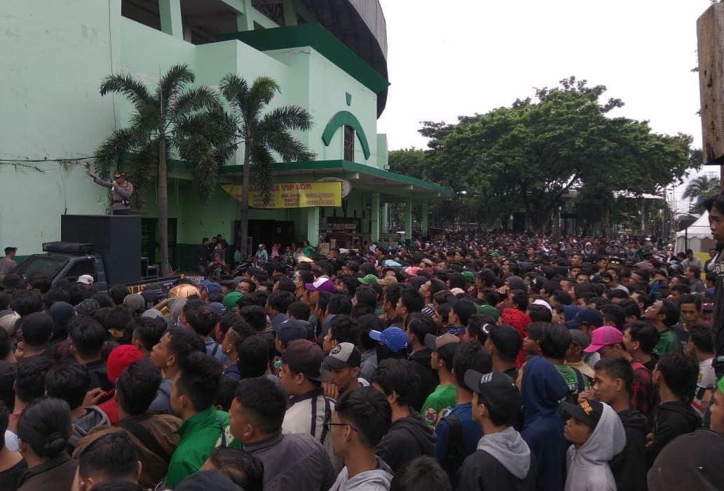 Penonton sudah mengantri tiket laga final Piala Gubernur Jatim di Stadion Delta Sidoarjo. (Foto: Istimewa)