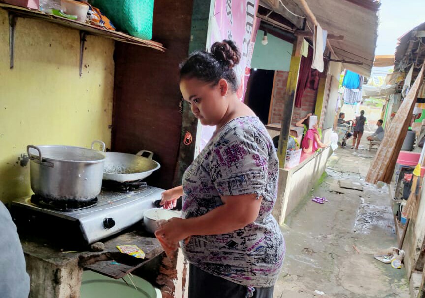 Memasak menjadi urat nadi kehidupan warga di perkampungan Keputran Kejambon, RW 12 Kelurahan Embong Kaliasin. (Foto: Istimewa)