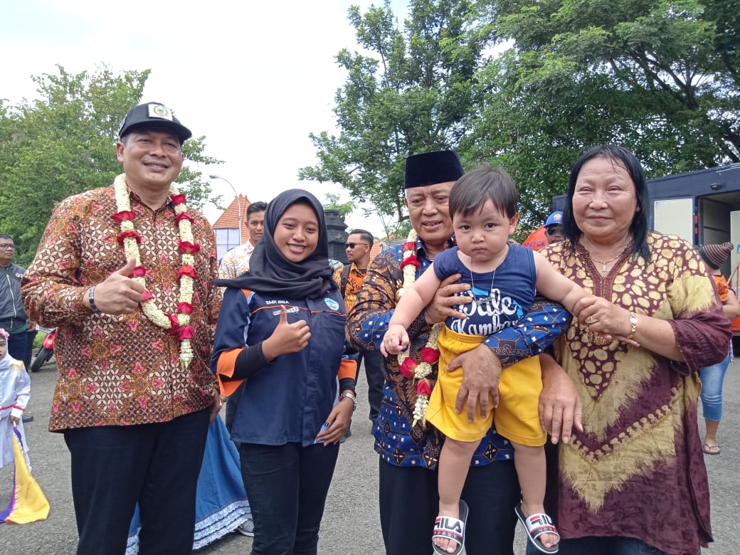 Pasangan bakal calon Bupati dan Wakil Bupati Malang, Muhammad Sanusi dan Didik Gatot Subroto foto bersama warga saat berada di Kecamatan Singosari, Malang. (Foto: Istimewa)