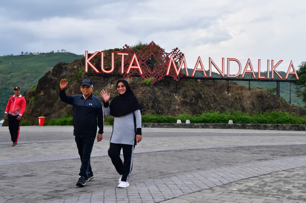 Wakil Presiden (Wapres) Ma'ruf Amin bersama istri, Wury Estu, jalan kaki menyusuri Pantai Kuta Mandailika sambil mengecek Sirkuit Mandailika, Kamis 20 Februari 2020. (Foto: Setwapres)