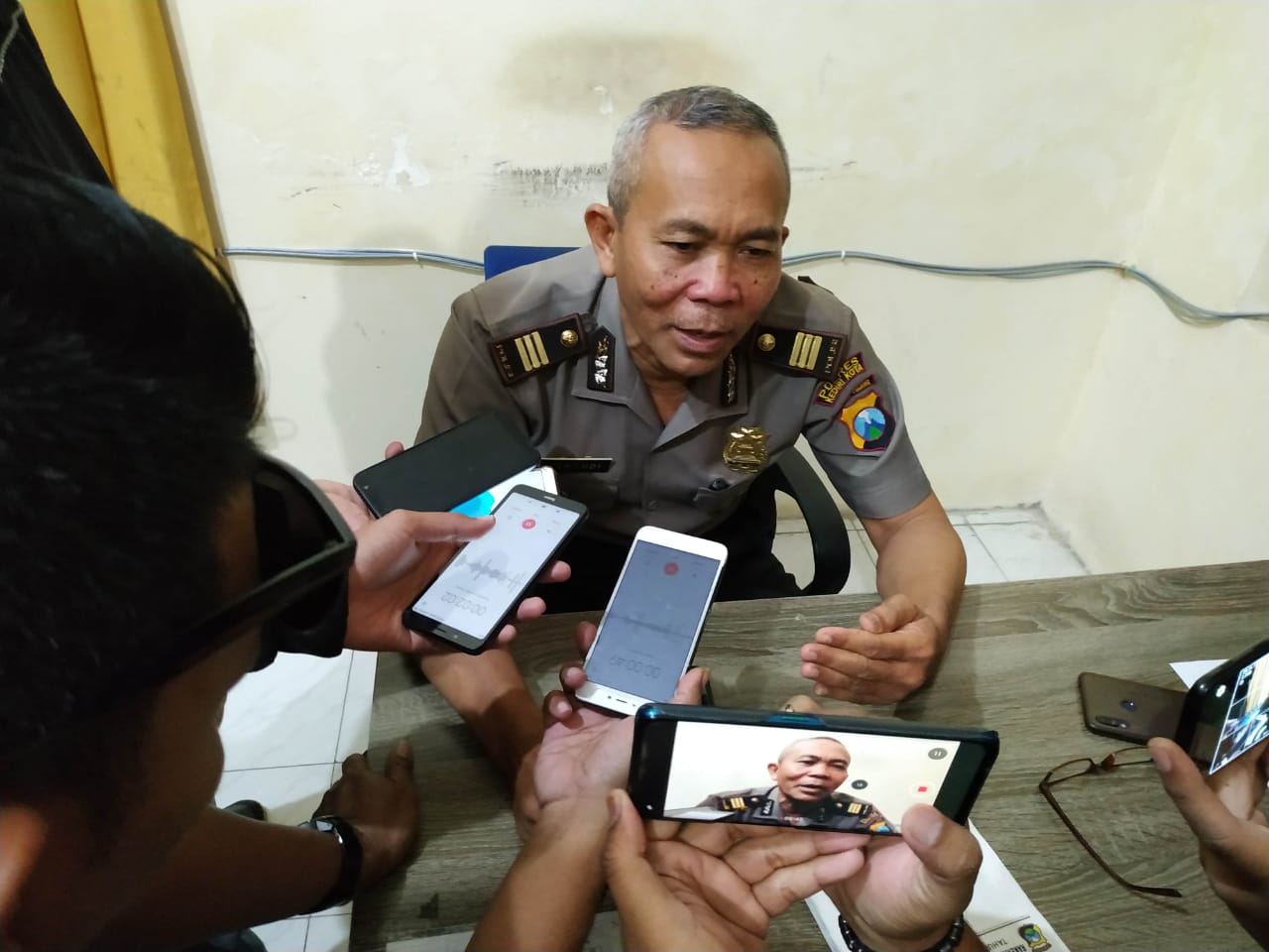 Kasubag Humas Polres Kediri Kota AKp Kamsudi memberikan keterangan (Fendi/ngopibareng)