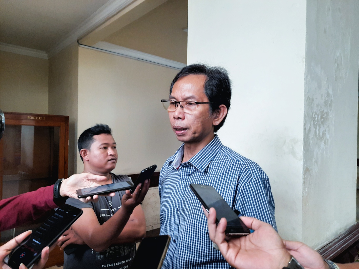 Ketua DPC PDI Perjuangan Kota Surabaya Adi Sutarwijono saat berbincang dengan awak media di DPRD Kota Surabaya. (Foto: Alief Sambogo/Ngopibareng.id)