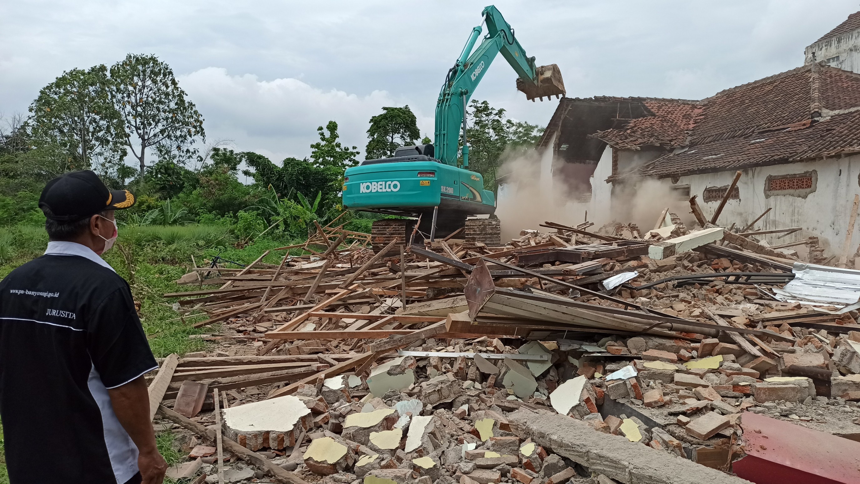 Alat berat merobohkan rumah warga di lahan seluas 9.000 meter persegi (foto : Hujaini/ngopibareng.id)