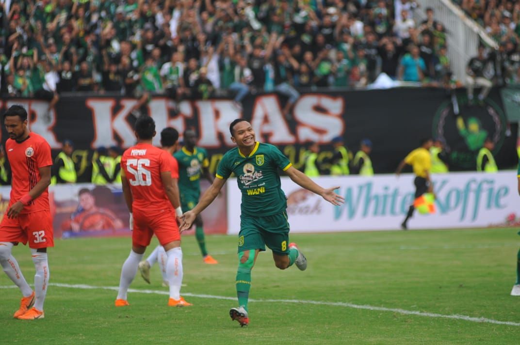 Gol cepat disajikan Bajul Ijo ketika laga berjalan empat menit. Bermula dari umpan silang Alwi Slamet yang tak mampu dihalau oleh barisan belakang Persija, sehingga bola mengarah ke Makan Konate. (Foto: Erfan Hazransyah/Ngopibareng.id)