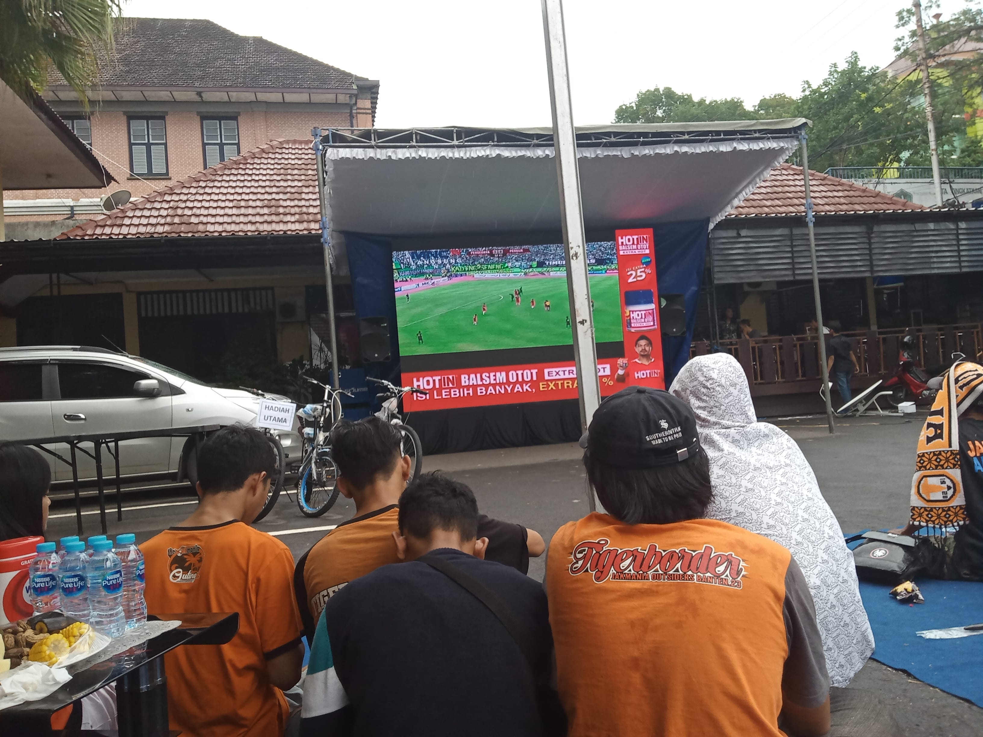 Jakmania saat nobar di Mapolresta Malang Kota, Kamis 20 Februari 2020. (Foto: Lalu Theo/Ngopibareng.id)