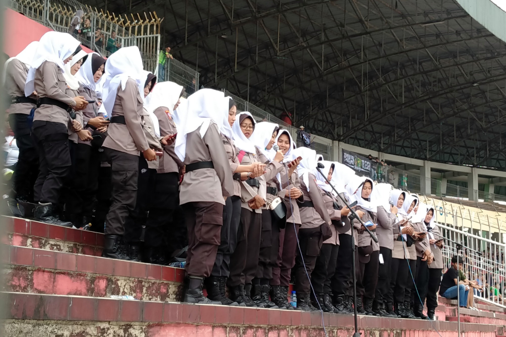 Satgas Asmaul Husna melantunkan doa di Stadion Gelora Delta, Sidoarjo, Kmis 20 Februari 2020. (Foto: Fariz Yarbo/Ngopibareng.id)