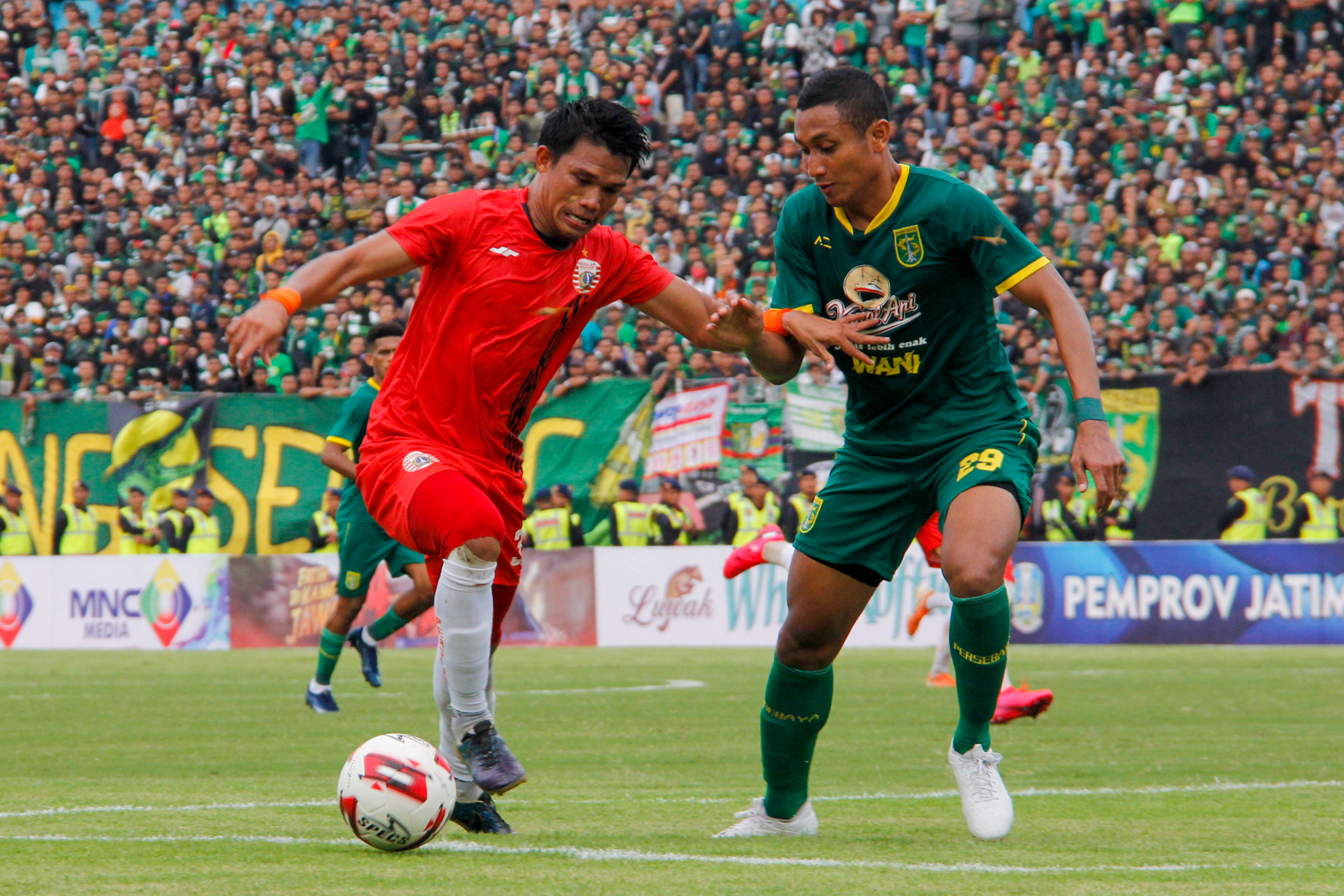 Gelandang Persija, Sandi Sute mencoba melewati hadangan pemain Persebaya M.Syaifuddin di Stadion Gelora Delta, Sidoarjo, Kamis 20 Februari 2020. (Foto: Fariz Yarbo/Ngopibareng.id)