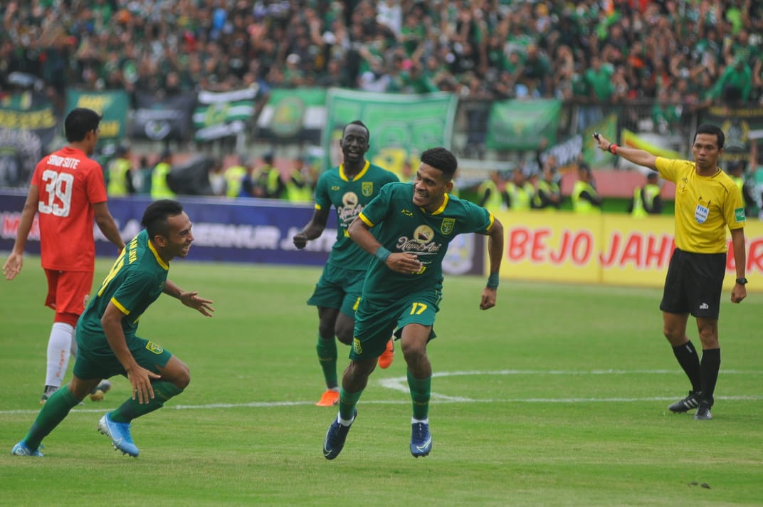 Pemain Persebaya, Ricky Kambuaya (tengah) melakukan melakukan selebrasi. (Foto: Erfan Hazransyah/Ngopibareng.id)