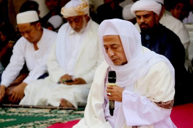 Habib Luthfi bin Yahya di antara ulama Ahlulbait. (Foto: Istimewa)