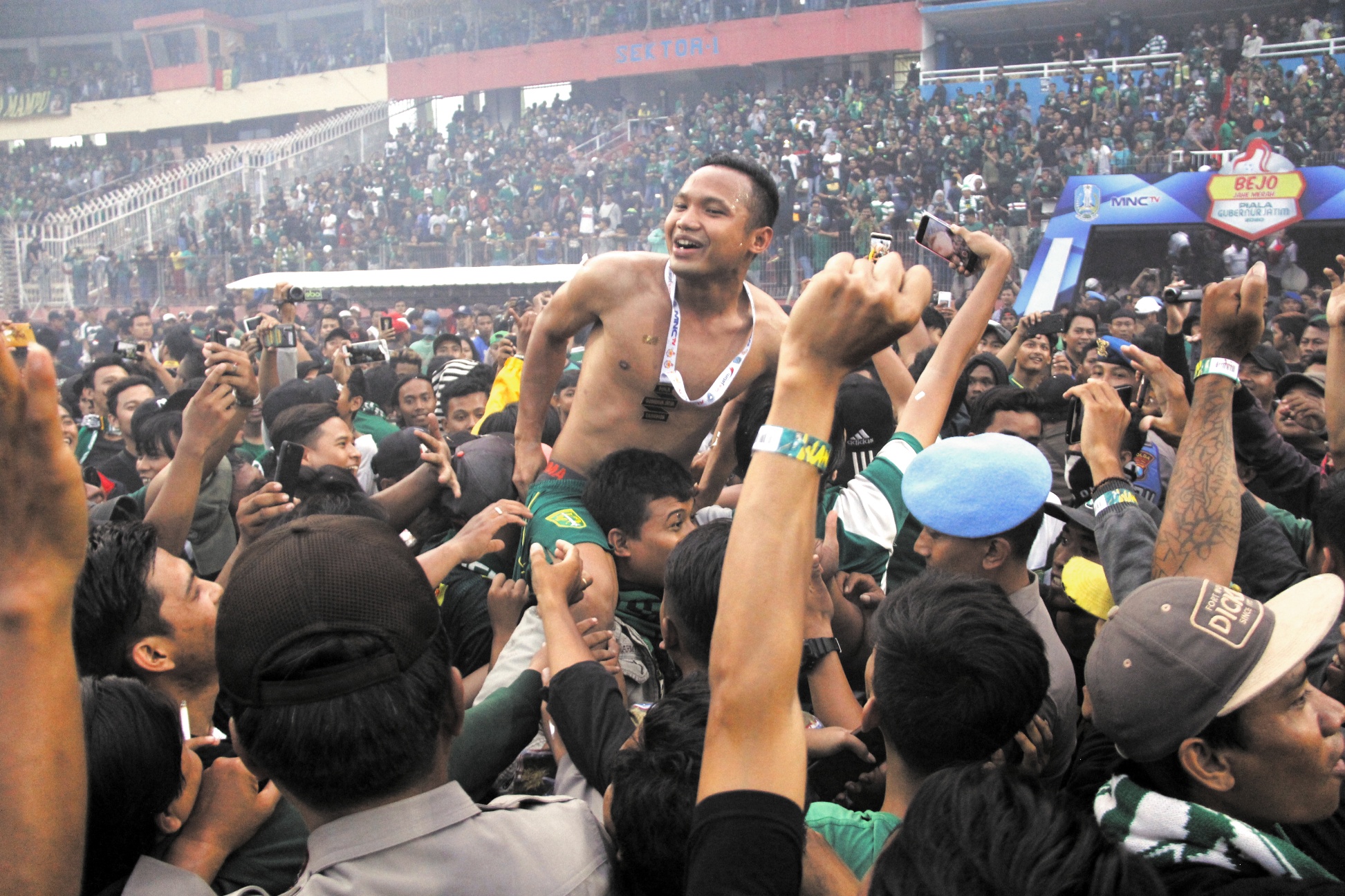 Pemain Persebaya, Oktafianus Fernando diangkat oleh Bonek Mania yang ikut merayakan gelar juara yang diraih dalam Piala Gubernur Jatim 2020 di Stadion Gelora Delta, Sidoarjo, Kamis 20 Februari 2020. (Foto: Fariz Yarbo/Ngopibareng.id)