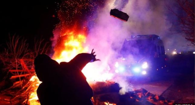 Kerusuhan di Ukraina. Warga melempar bus berisi penumpang dari Wuhan, China. (Foto:bbc.com)