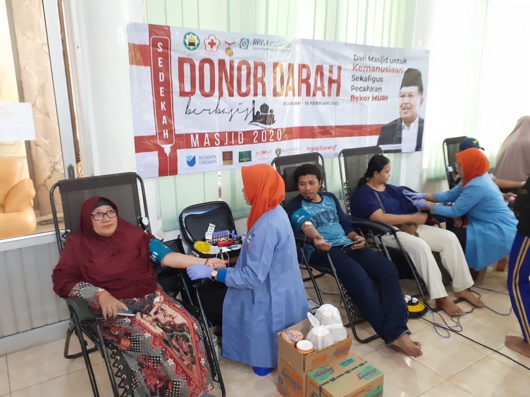 Ibu Setya B Rahayu berusia 68 tahun dan sudah donor 15 kali sedang diambil darahnya di Masjid Al Wahyu Rungkut, Jumat, 21 Februari 2020. (Foto istimewa)