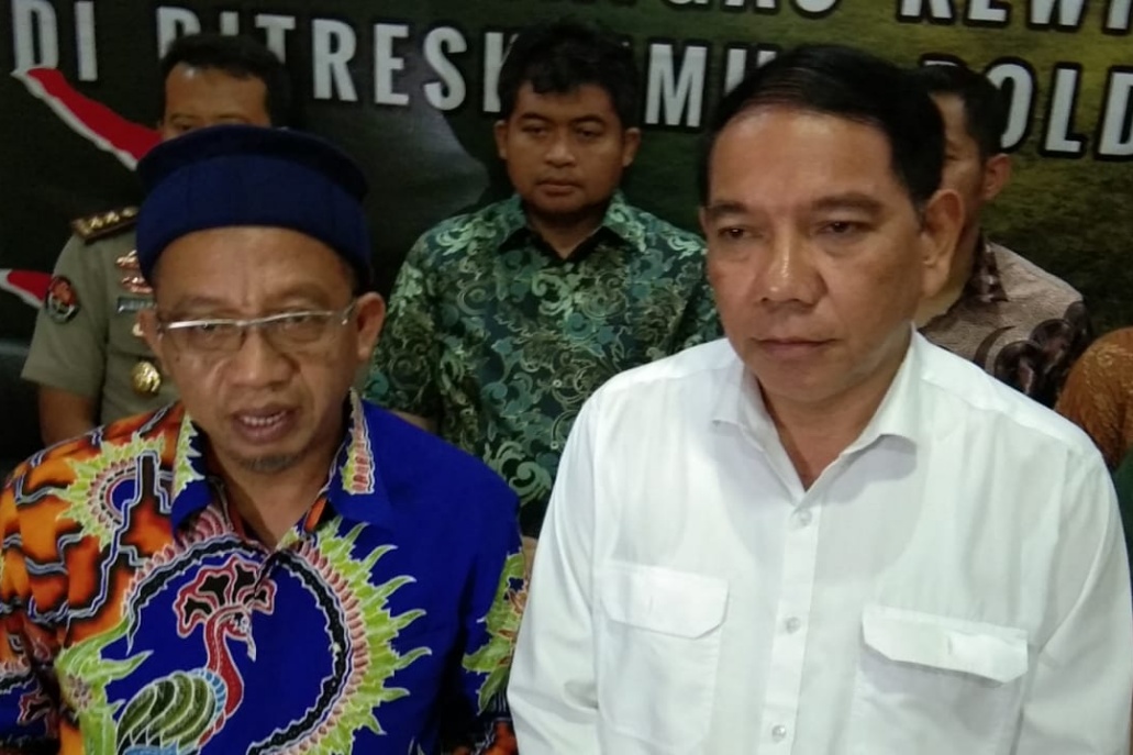 Ketua Satgas Anti Mafia Bola wilayah Jatim, Kombes Pol R Pitra Andrias Ratulangie (kanan) dan perwakilan Asprov PSSI Jatim, Makin Rahmat usai pertemuan di Gedung Ditreskrimum Polda Jatim, Surabaya, Jumat 21 Februari 2020. 