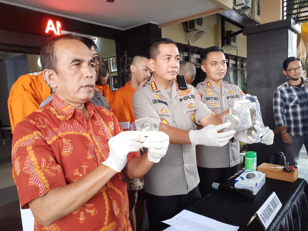 Kapolresta Malang Kota, Kombes Pol Leonardus Simarmata saat rilis kasus narkoba di Mapolresta Malang Kota (Foto: Lalu Theo/ngopibareng.id)