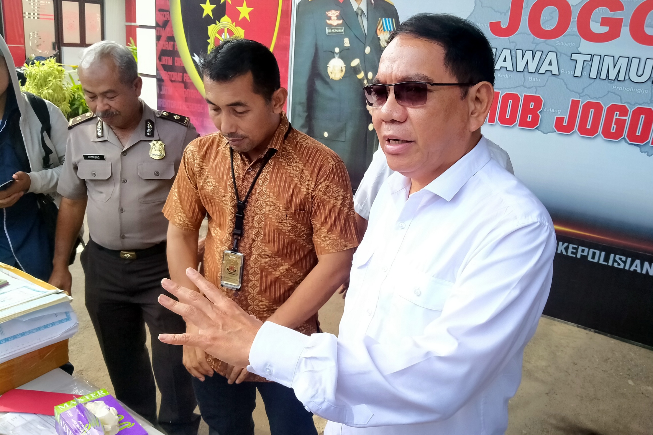 Direktur Ditreskrimum Polda Jatim, Kombes Pol R Pitra Andrias Ratulangie (kanan). (Foto: Fariz Yarbo/Ngopibareng.id) 