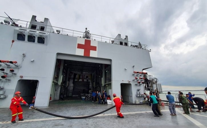 Petugas KRI dr Soeharso 990 untuk menjemput WNI yang berada di kapal pesiar Diamond Princess yang sedang berada di perairan Jepang. (Foto: Antara/Aditya Ramadhan)