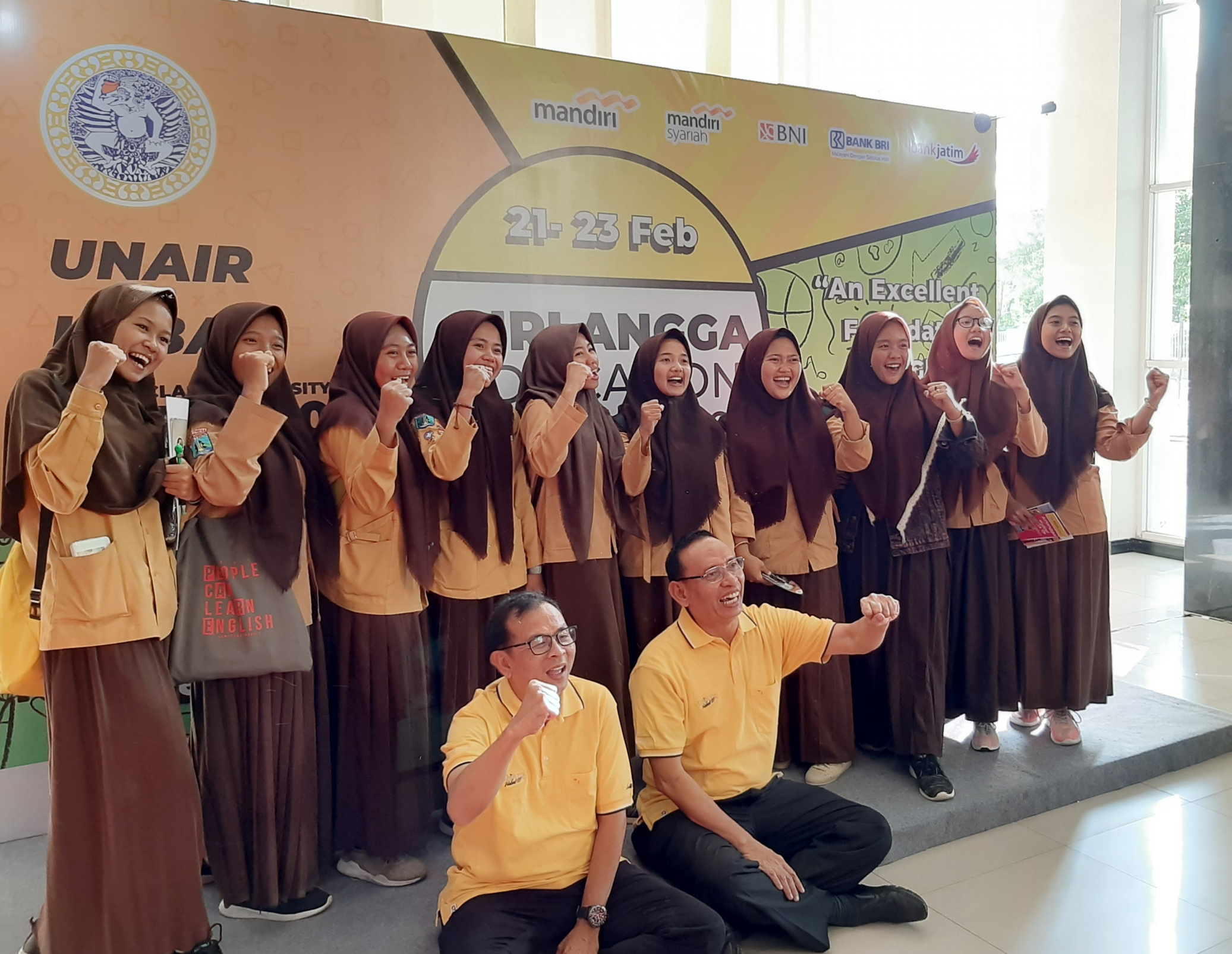 Prof Nasih, Rektor Unair dan para siswa yang hadir di Airlangga Education Expo. (Foto: Pita Sari/Ngopibareng.id)