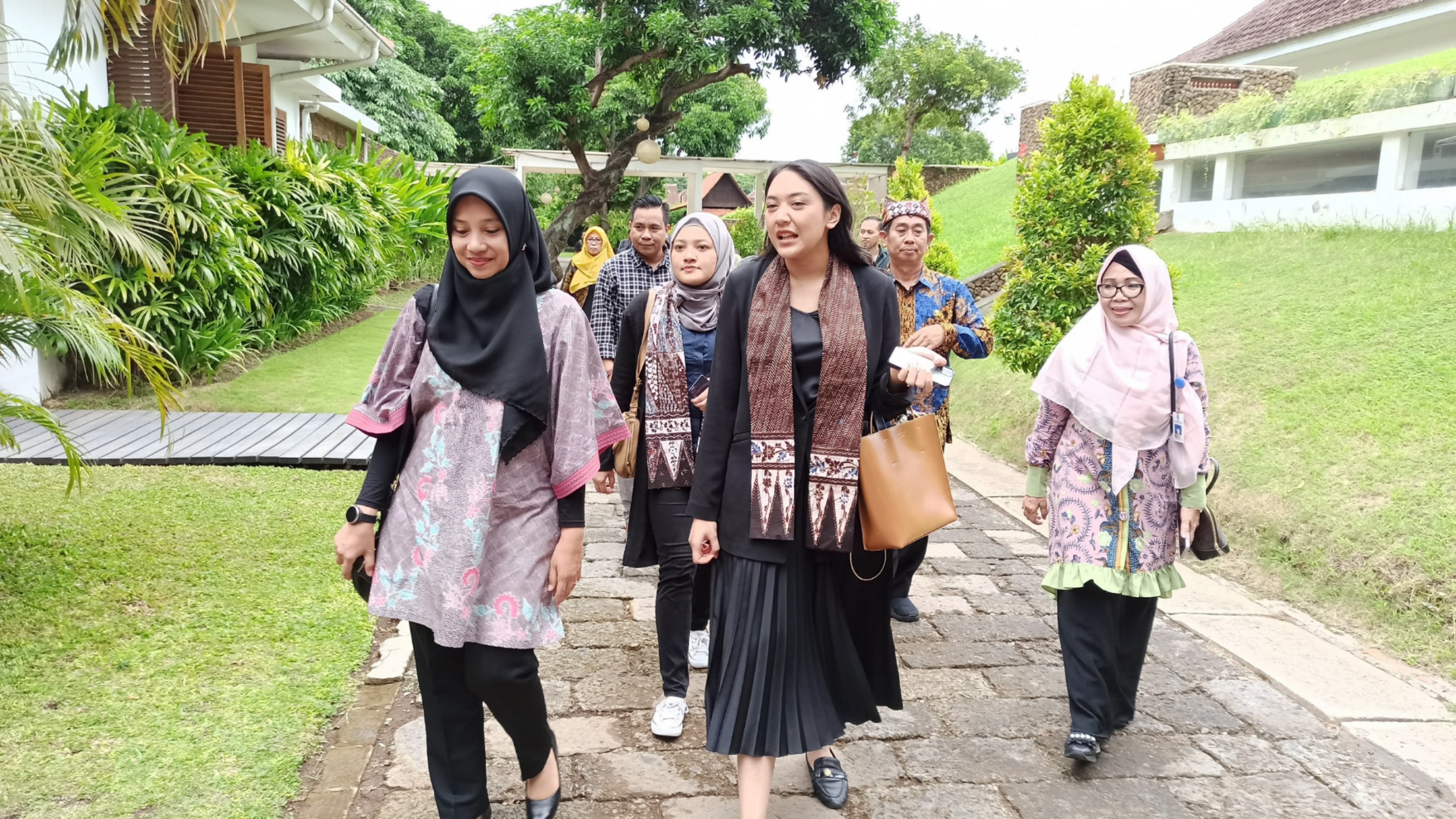 Staf Khusus Kepresidenan, Putri Tanjung (tengah) bersama Istri Bupati Banyuwangi, Dani Azwar Anas. (Foto: Muh Hujaini/Ngopibareng.id)