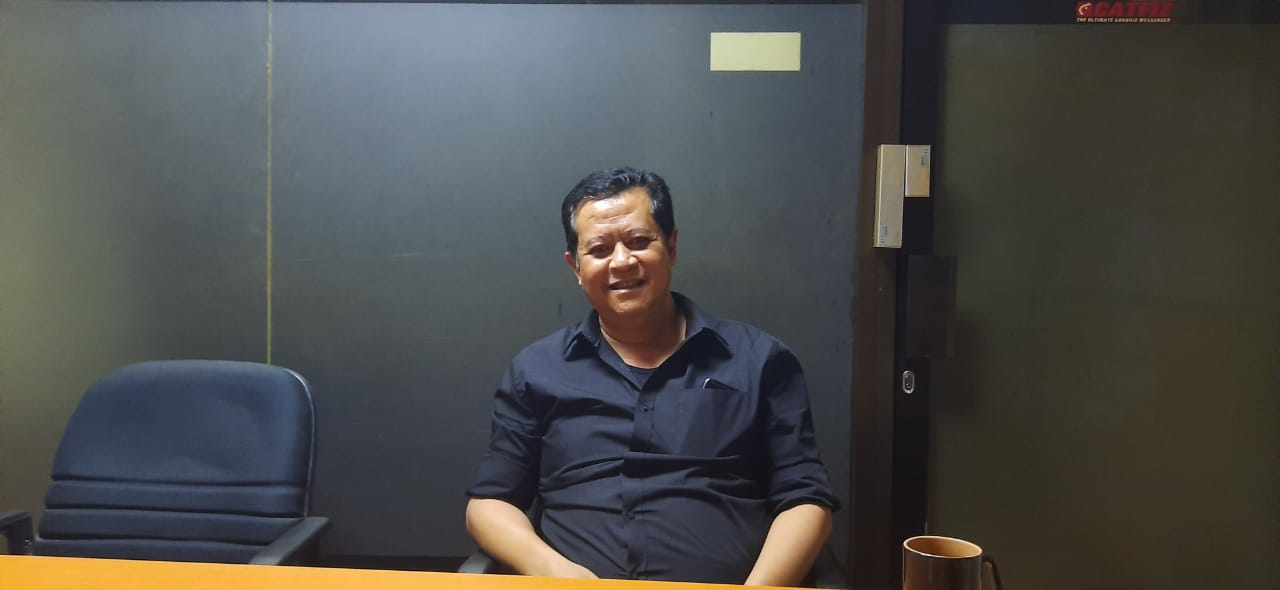 Jagat Hari Seno anak tertua dari almarhum Soetjipto saat memberikan klarifikasi di Kantor DPC PDI Perjuangan Surabaya. (Foto: Alief Sambogo/Ngopibareng.id)