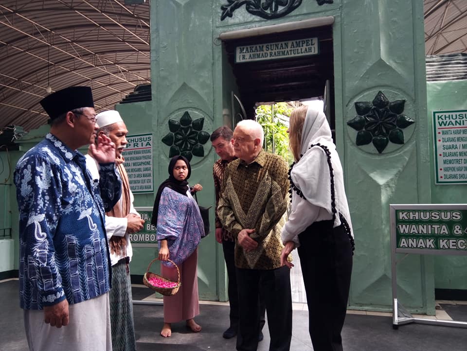 Duta Besar Australia untuk Indonesia Gary Quinlan AO saat di Makam Sunan Ampel Surabaya. (Foto: Sururi for Ngopibareng.id)