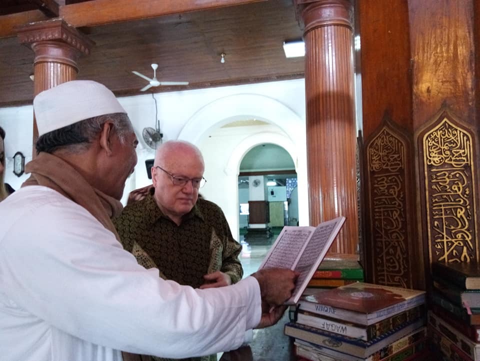 Duta Besar Australia untuk Indonesia Gary Quinlan AO saat di Makam Sunan Ampel Surabaya. (Foto: Sururi for Ngopibareng.id)