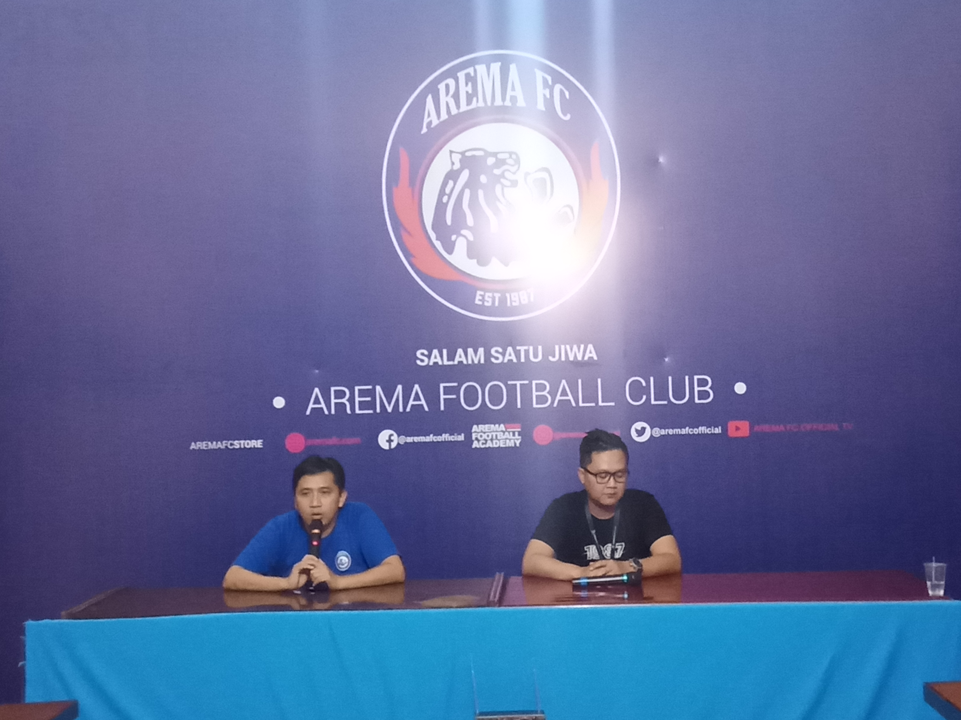 Media Officer Arema FC, Sudarmaji (baju biru) saat sesi jumpa pers jelang acara Flare Party besok (Foto: Lalu Theo/Ngopibareng.id)