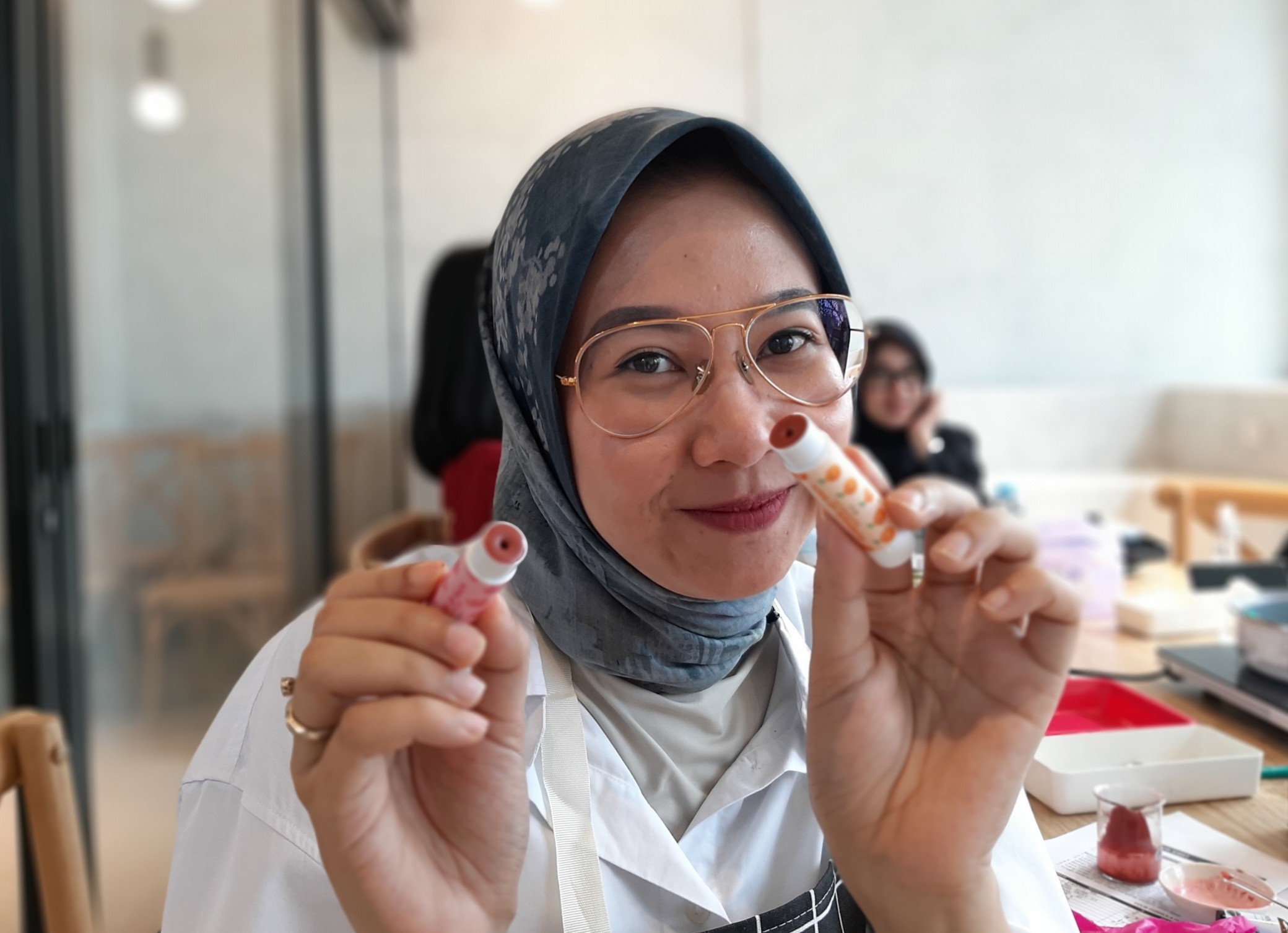 Aras Purnomo saat menunjukan tinted lipbalm buatannya. (Foto: Pita Sari/Ngopibareng.id)