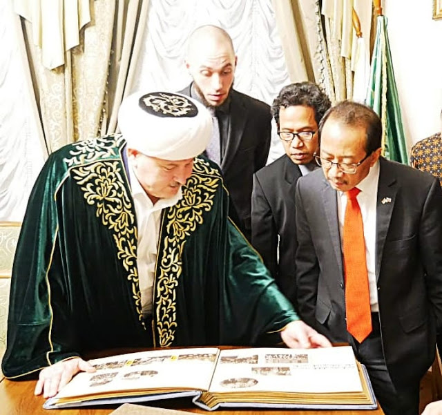 M. Wahid Supriyadi, Duta Besar LBBP RI untuk Federasi Rusia dan Republik Belarus, menyaksikan bukti sejarah. (Foto: Istimewa)