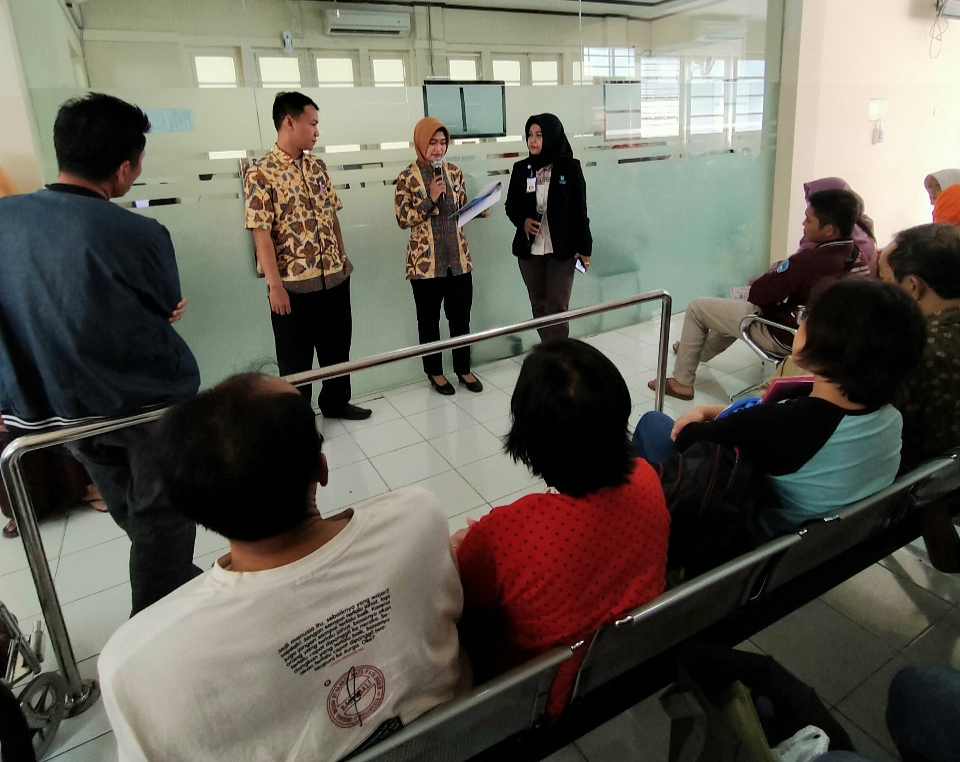 Penyuluhan yang dilakukan pihak RSMU di Poli Rawat Jalan, Sabtu 22 Februari 2020. (Foto: Pita Sari/Ngopibareng.id)