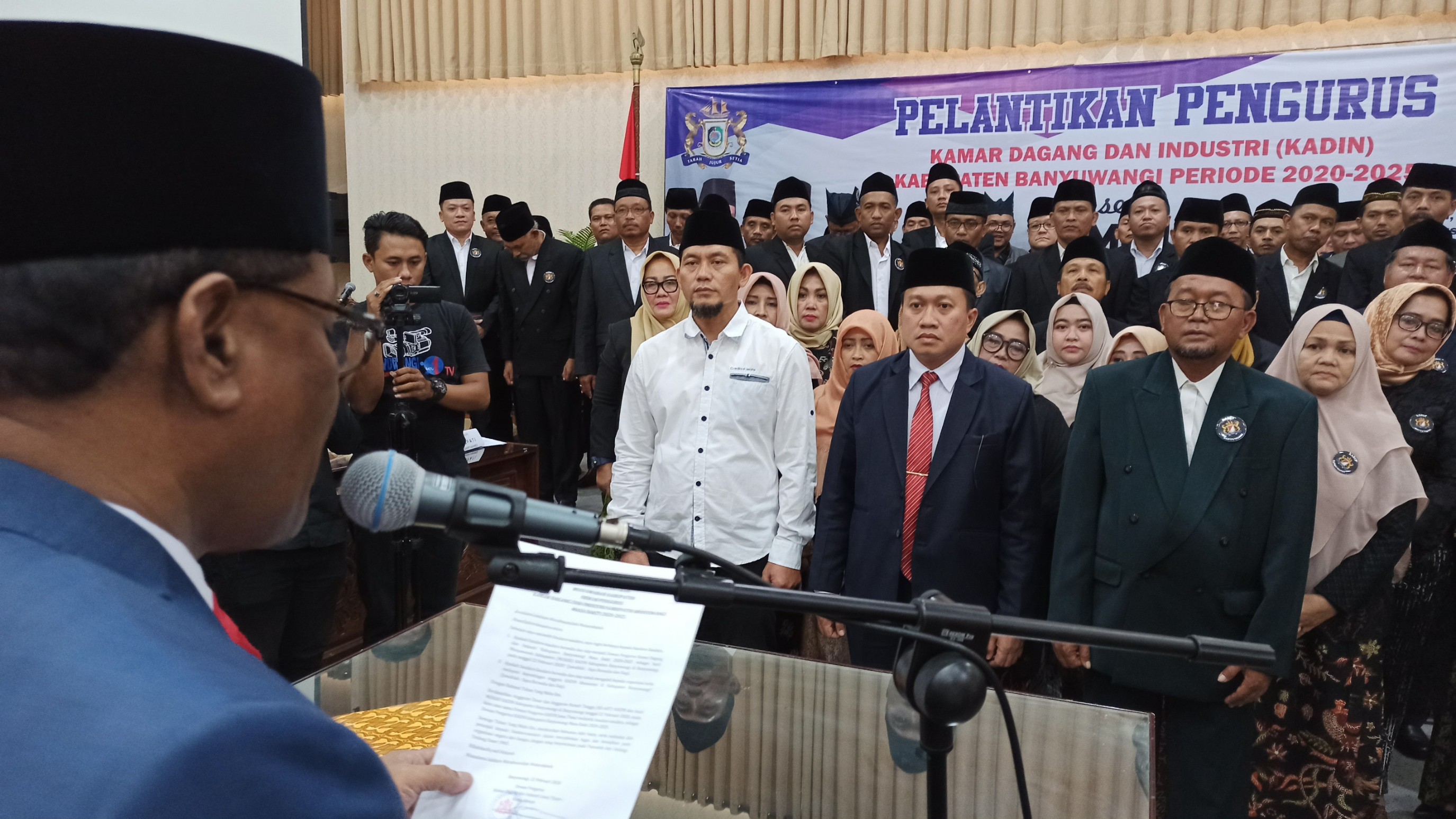 Ketua Kadin Jatim Basa Alim Tualika melantik pengurus DPD Kadin Banyuwangi (foto : Muh Hujaini/ngopibareng.id)