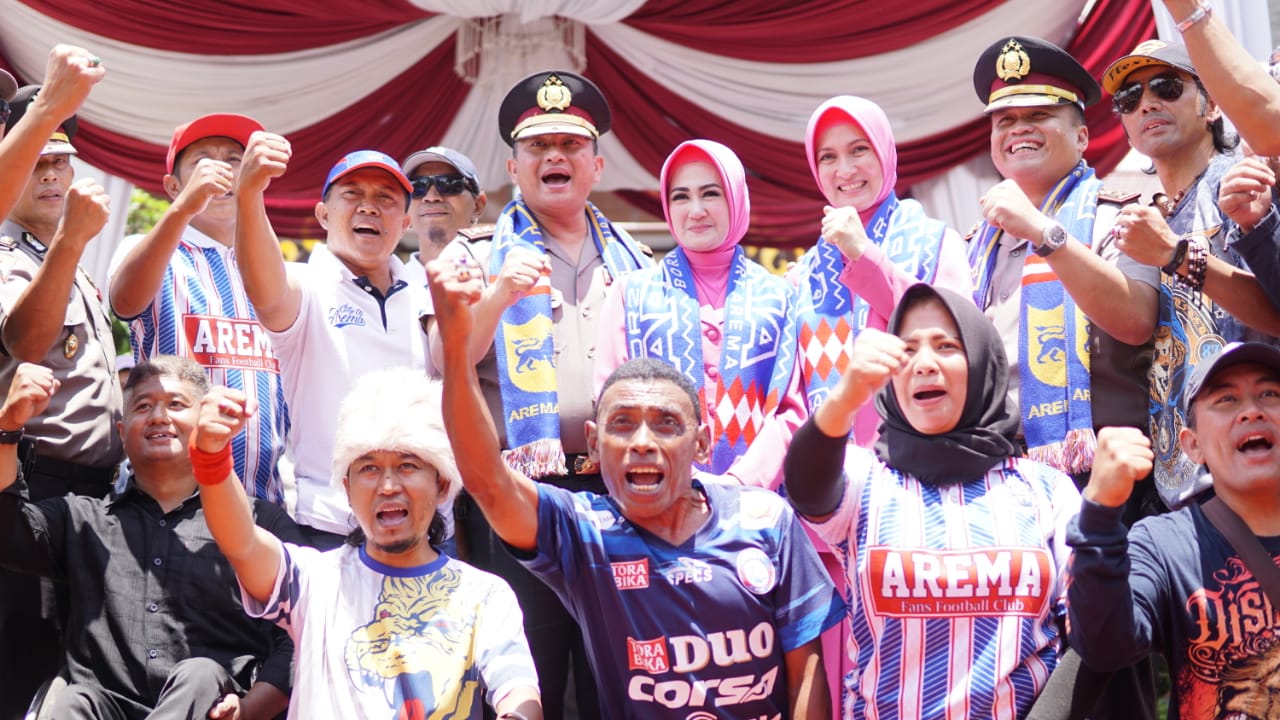 Kapolresta Malang yang baru, AKBP Hendri Umar dan AKBP Yade Ujung Setiawan yang digantikan berfoto bersama saat acara pisah sambut di Mapolres Malang (Foto: Istimewa)