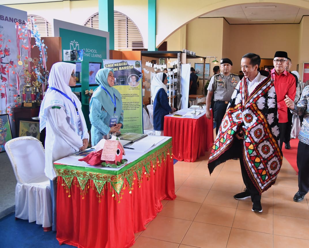 Presiden Joko Widodo (Jokowi) hadiri Kenduri Kebangsaan di Aceh dengan mengenakan kain tradisional. (Foto: BPMI Sepres)