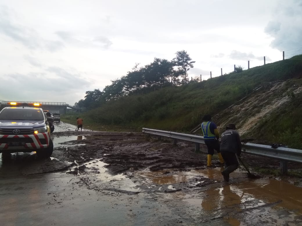 Proses penanganan luberan air di ruas Jalan Tol Pandaan-Malang, Seksi I, KM 68 (Foto: Istimewa)