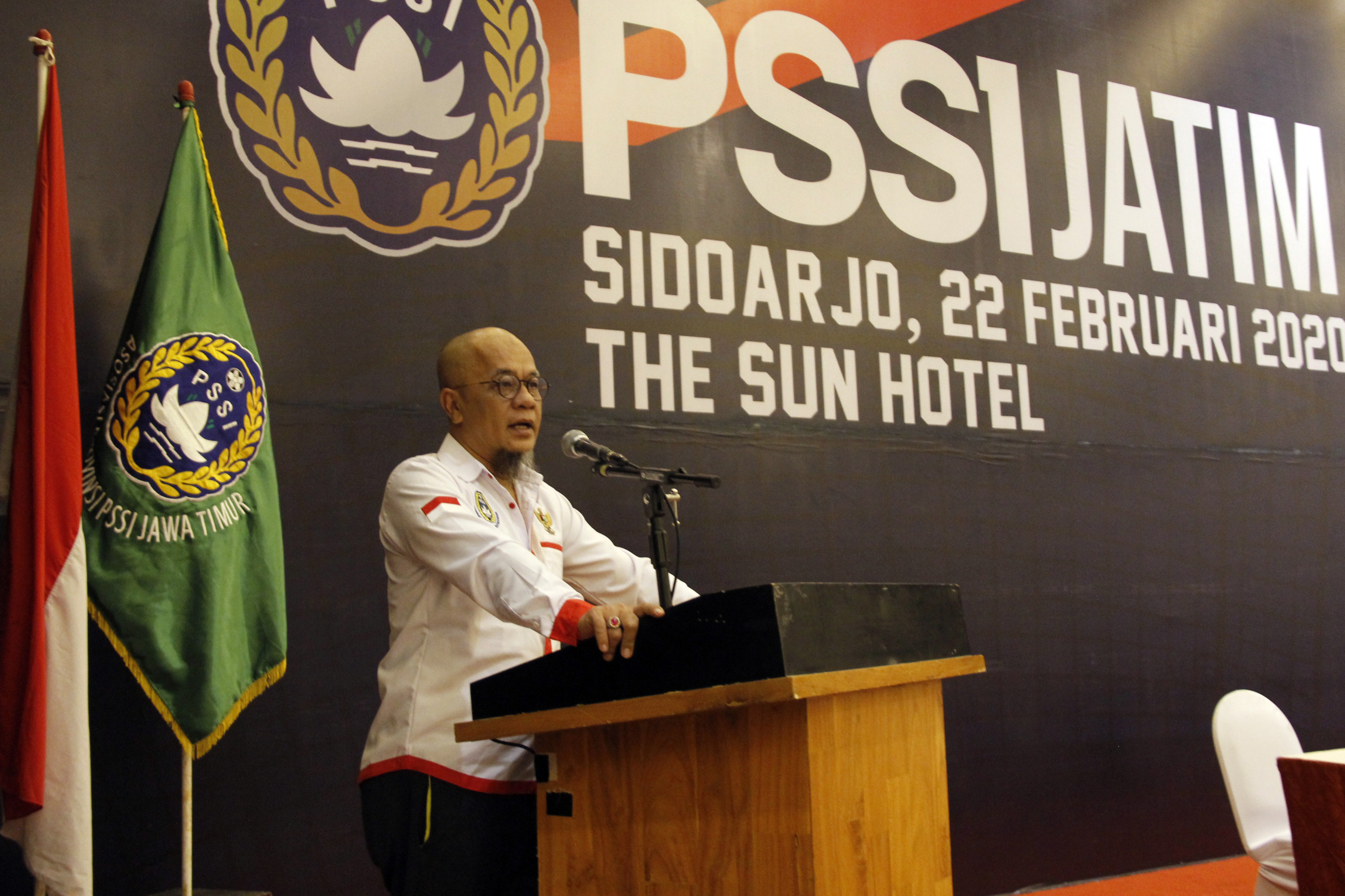 Anggota Komite Eksekutif PSSI Pusat, Haruna Soemitro saat memberi sambutan dalam acara Kongres Tahunan Asprov PSSI Jatim di The Sun Hotel, SIdoarjo, Jawa Timur, Sabtu 22 Februari 2020. (Foto: Fariz Yarbo/Ngopibareng.id)