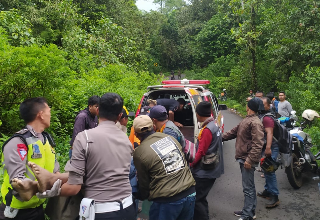 Petugas Kepolisian bersama warga mengevakuasi korban kecelakaan (foto: istimewa)