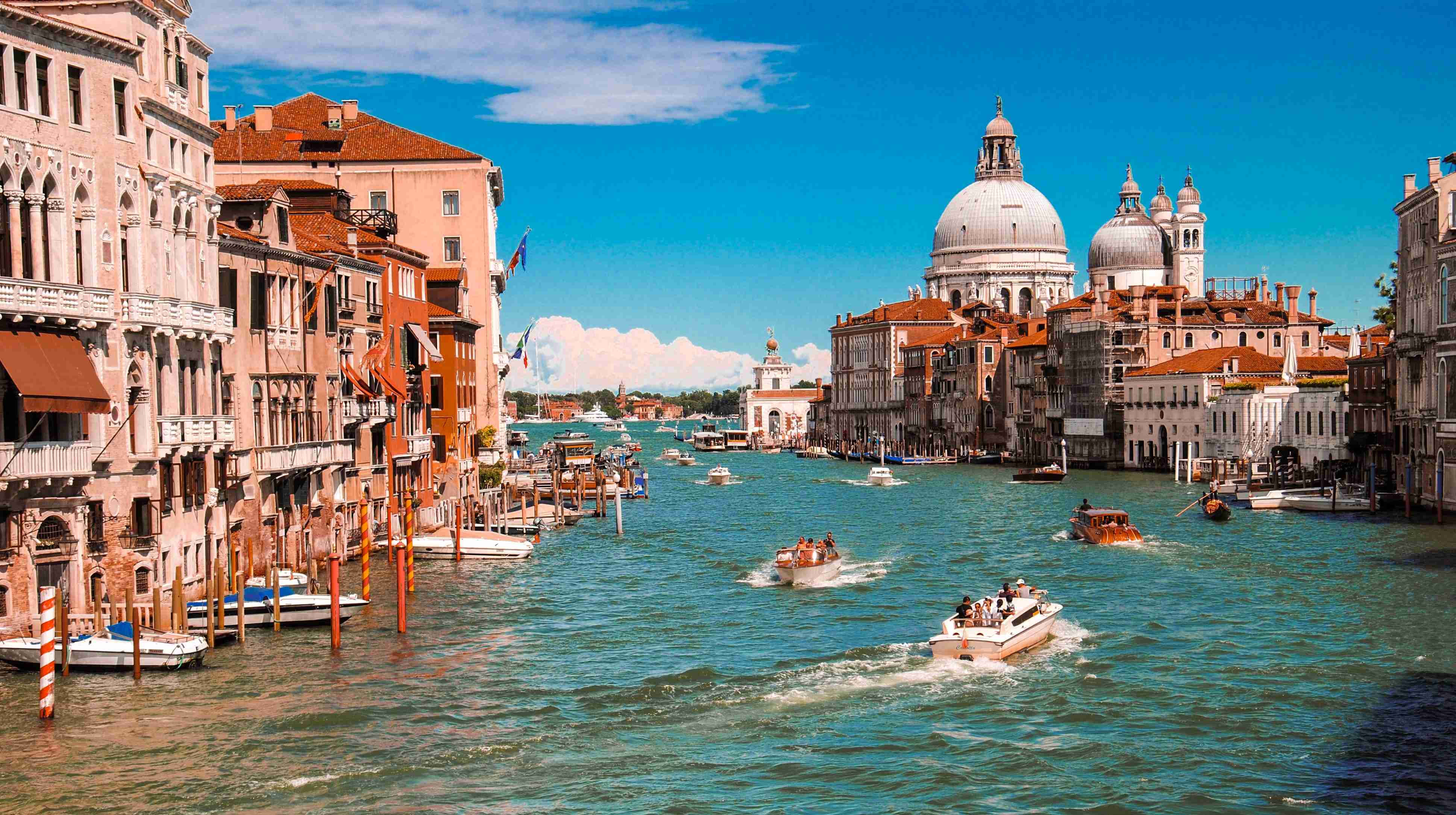 Kanal di Italia. Negara itu telah menghentikan tiga laga seri A dan memblokir dua kota untuk membendung virus corona. (Foto:unsplash.com)