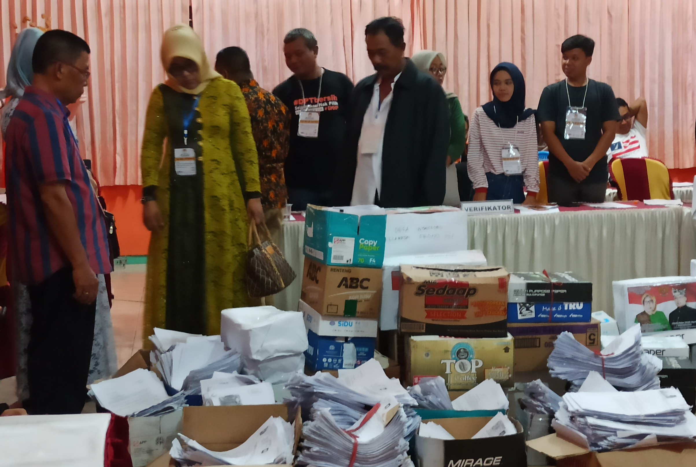 Bapaslon Satiyem (berhijab) dan Sunariyanto (paling kiri) menyerahkan berkas dukungan ke KPU Banyuwangi. (Foto : Muh. Hujaini/Ngopibareng.id)