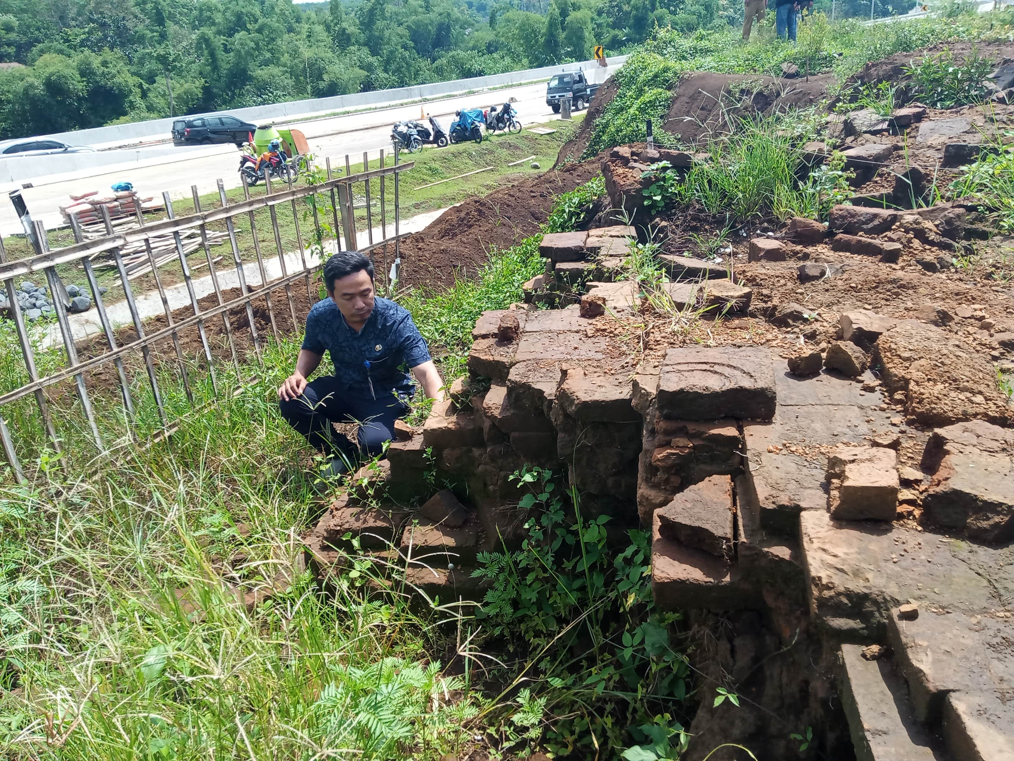 Arkeolog BPCB Trowulan Jawa Timur, Wicaksono Dwi Nugroho, saat meninjau Situs Sekaran, Malang, Jawa Timur (Foto: Lalu Theo/Ngopibareng.id)