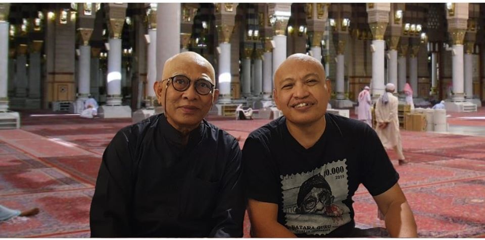 Ulil Abshar Abdalla dan KH Ahmad Mustofa Bisri alias Gus Mus gundul bersama setelah tahallul (rampung) umrah. (Foto: Istimewa) 